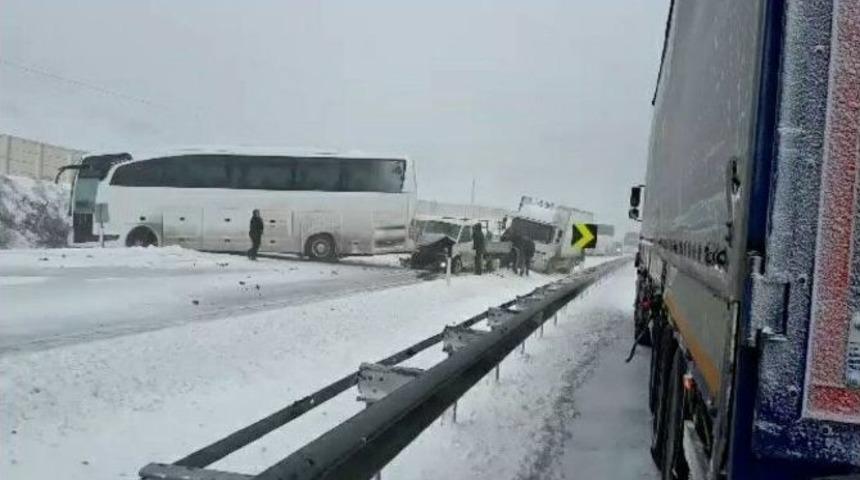 K&uuml;tahya-afyonkarahisar Karayolu&rsquo;nda Zincirleme Trafik Kazası