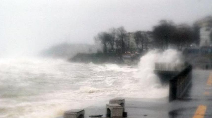 Ak&ccedil;akoca'da Dalgaların Y&uuml;ksekliği 6 Metreye Ulaştı
