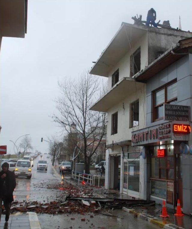 Akçakoca'da Dalgaların Yüksekliği 6 Metreye Ulaştı