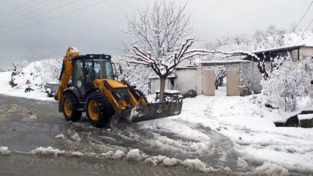 Turgutlu'da Kar Bazı Mahallelerin Yolunu Kapadı (2)