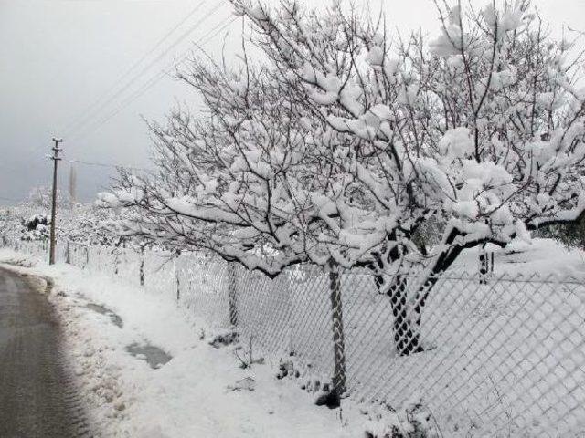 Turgutlu'da Kar Bazı Mahallelerin Yolunu Kapadı (2)