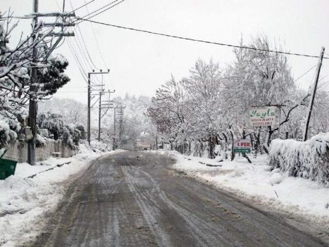 Turgutlu'da Kar Bazı Mahallelerin Yolunu Kapadı (2)