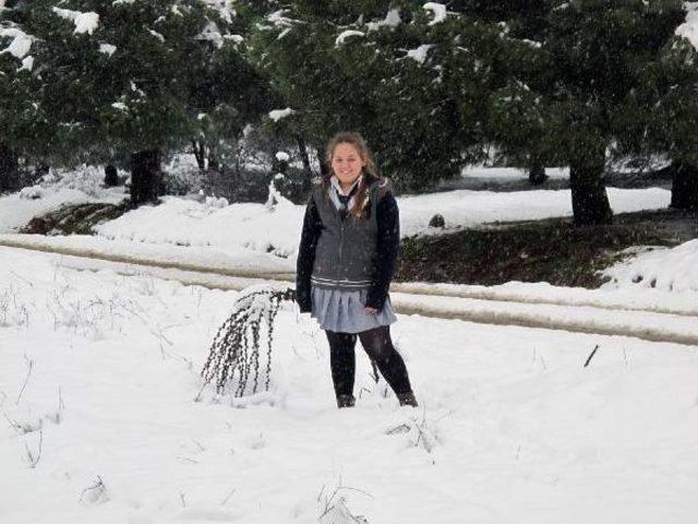 Turgutlu'da Kar Bazı Mahallelerin Yolunu Kapadı (2)