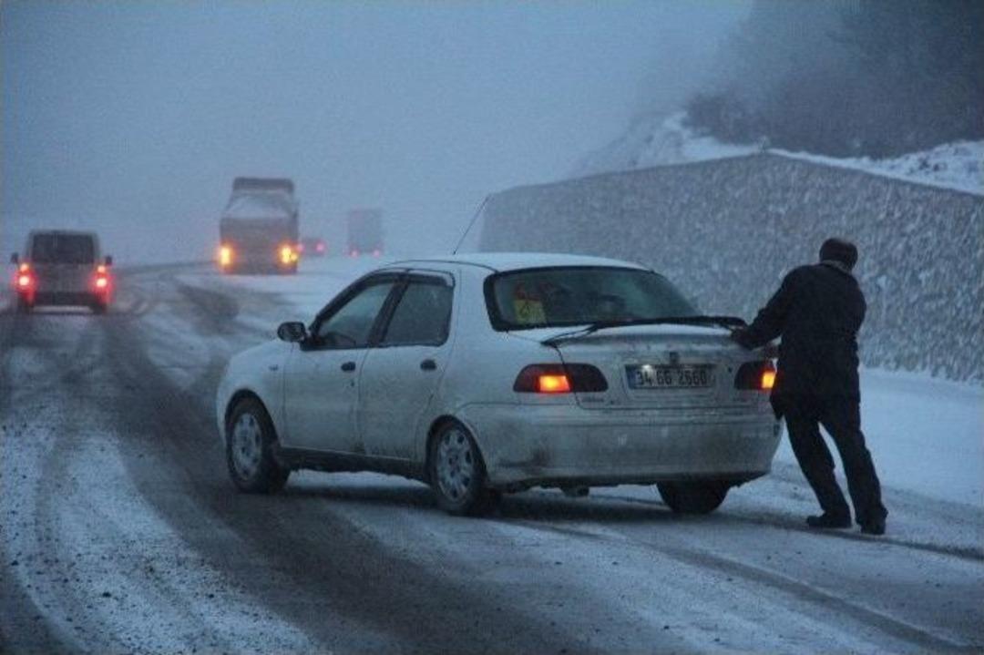 Ilgaz Dağı&rsquo;nda Kar, S&uuml;r&uuml;c&uuml;lere Zor Anlar Yaşattı
