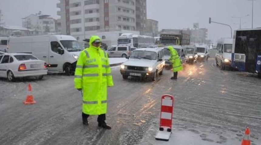 Denizli-Antalya Karayolu'nda Ulaşım G&uuml;&ccedil;l&uuml;kle Sağlanıyor