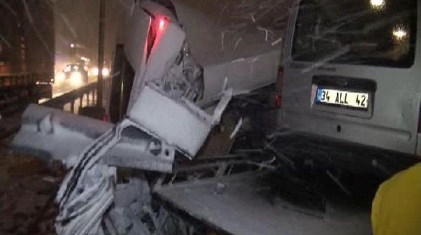 Tem Otoyolu'nda Zincirleme Kaza: 1 &Ouml;l&uuml;, 3 Yaralı