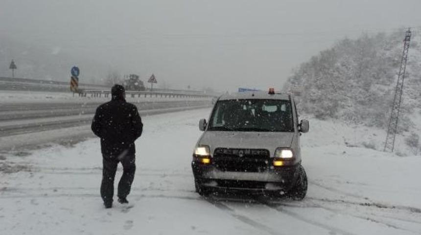 Kırkağa&ccedil;'ta Ekiplerin Karla M&uuml;cadelesi S&uuml;r&uuml;yor