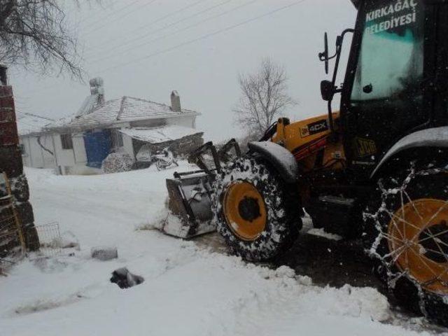 Kırkağaç'ta Ekiplerin Karla Mücadelesi Sürüyor