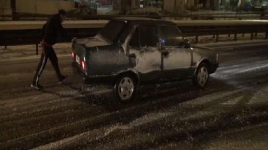 Buzlanan Yolda Sürücülerin Zor Anları