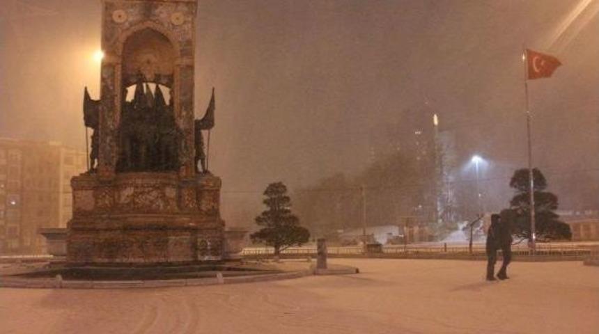Taksim Meydan Beyaza B&uuml;r&uuml;nd&uuml;