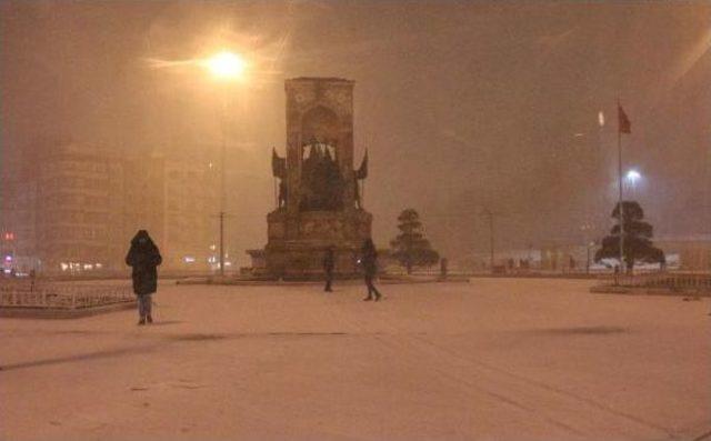 Taksim Meydan Beyaza Büründü