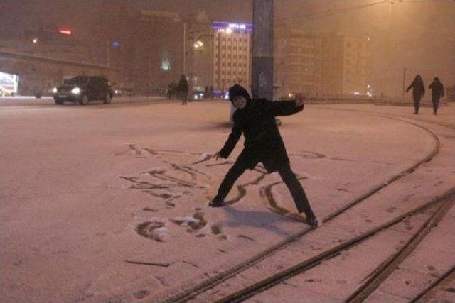 Taksim Meydan Beyaza Büründü