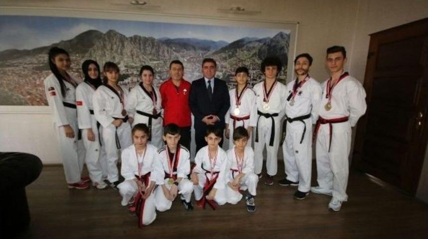 Başkan &Ouml;zdemir&rsquo;den Başarılı Tekvandoculara Altın Hediye