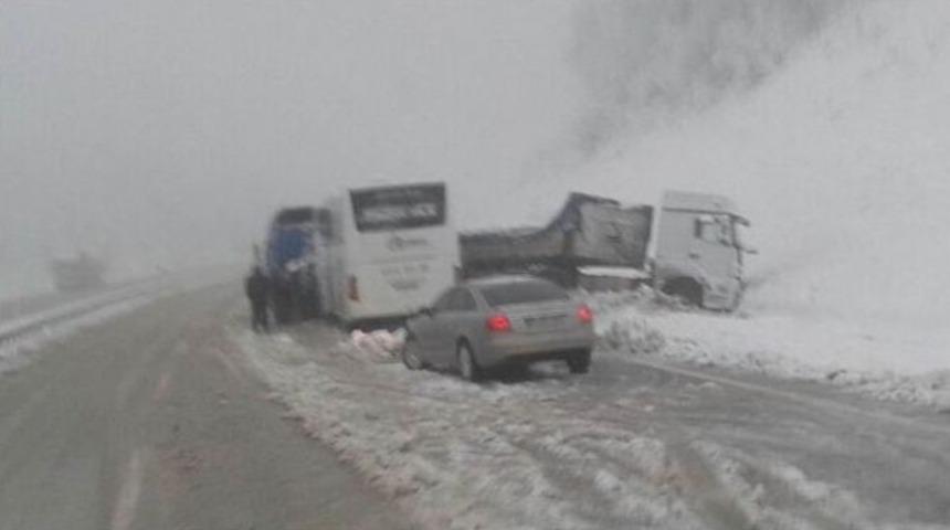 Yolcu Otob&uuml;s&uuml; Tır&rsquo;ın Dorsesine &Ccedil;arpı: 20 Yaralı