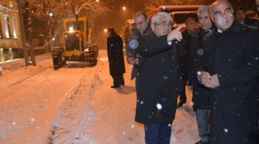 Başkan Kara&ccedil;anta, Kar Temizleme &Ccedil;alışmalarını Yerinde İnceledi