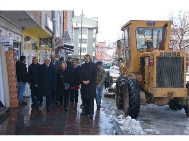 Başkan Karaçanta, Kar Temizleme Çalışmalarını Yerinde İnceledi