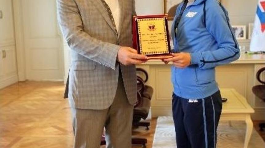 Bayan Futbolculardan Rekt&ouml;r Aslan&rsquo;a Ziyaret