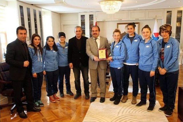 Bayan Futbolculardan Rektör Aslan’a Ziyaret