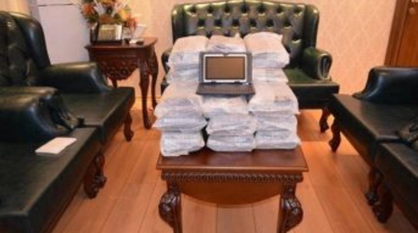 Ak Parti İstanbul Milletvekili Boyraz, &Ouml;ğrencilere Tablet G&ouml;nderdi