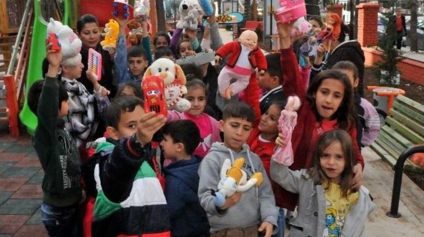 &Ouml;zg&uuml;r &Ccedil;ocuk Parkı&rsquo;nda &rsquo;gel, Al, Oyna&rsquo; Etkinliği