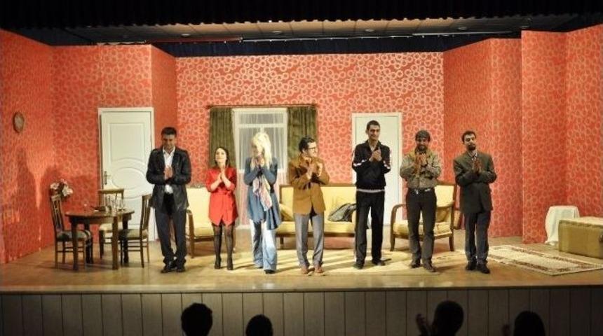 D&uuml;zce&rsquo;de Tiyatroya Yoğun İlgi