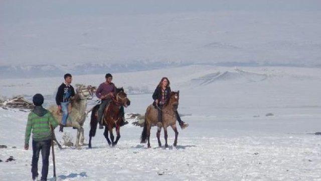 Bu Köyde Kadın Erken Herkes At Biniyor