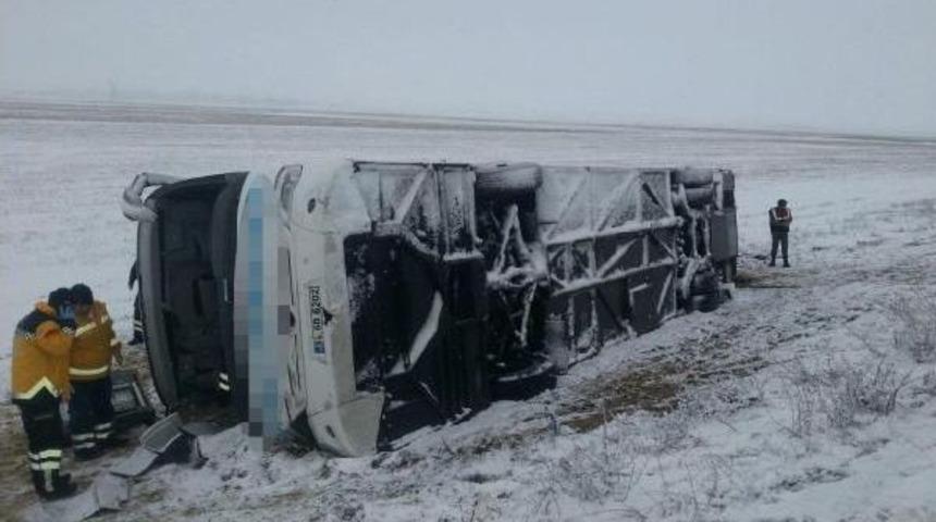 Aksaray'da Yolcu Otob&uuml;s&uuml; Devrildi: 1 &Ouml;l&uuml;, 27 Yaralı
