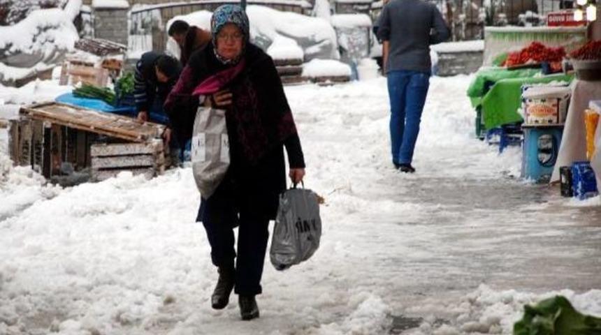 Isparta'da Kar Yolları Kapattı
