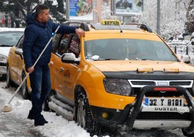 Isparta'da Kar Yolları Kapattı