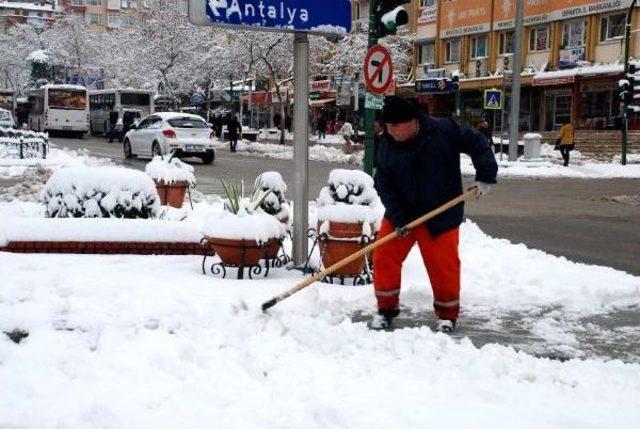 Isparta'da Kar Yolları Kapattı