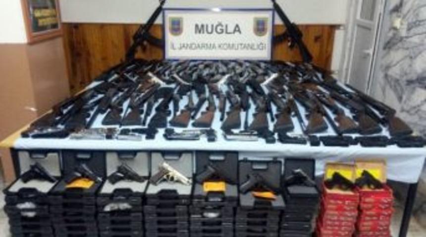 Kendi Yaptığı Silahları Satmak İsterken Yakalandı