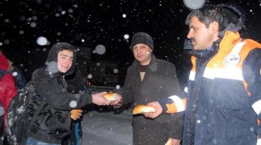 Burdur'da Yolda Mahsur Kalan Lise &Ouml;ğrencileri Kurtarıldı