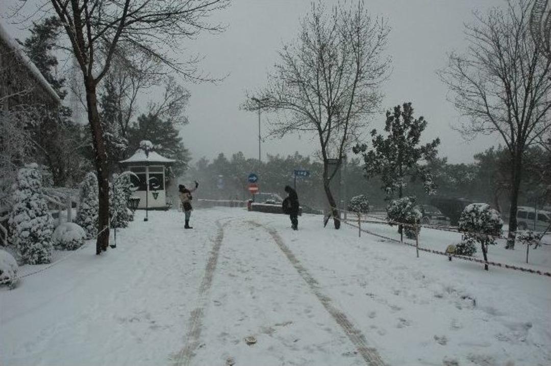 Okulları Tatil Olan &Ccedil;ocukların Kar Keyfi