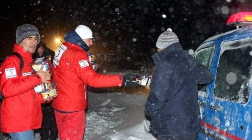 Kızılay Yolda Mahsur Kalanların İmdadına Yetişti