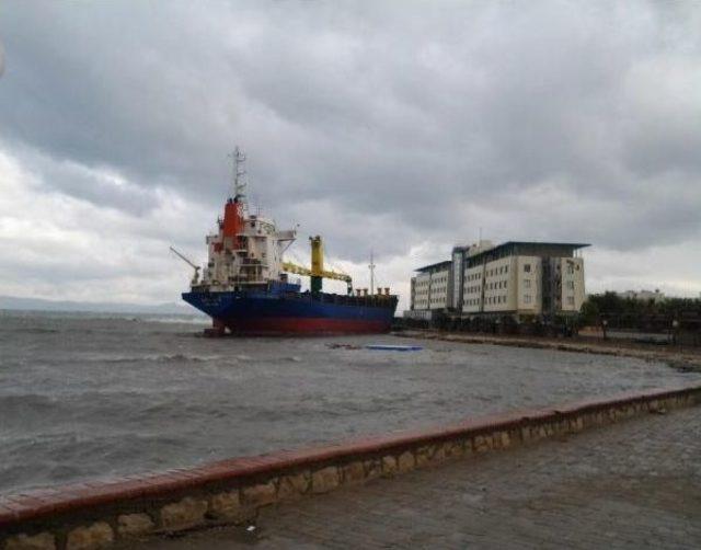 İzmir'in 'hayalet Gemisi' Yine Sürüklendi