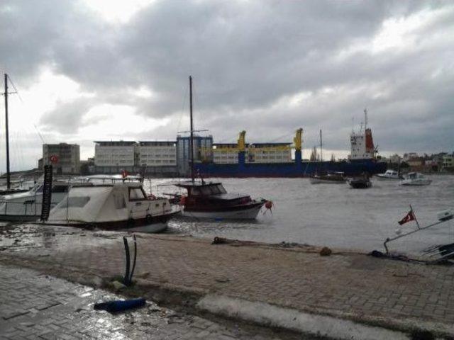 İzmir'in 'hayalet Gemisi' Yine Sürüklendi