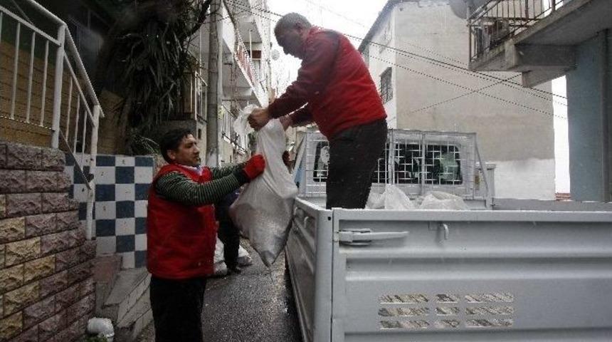 Bayraklı Belediyesinden Yakacak Yardımı