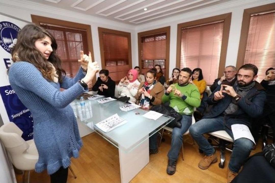 Ey&uuml;pl&uuml;ler, İşaret Dilini &Ouml;ğreniyor