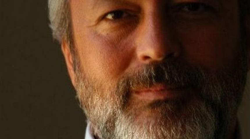 &Uuml;nal Ers&ouml;zl&uuml; Sarmaşk&rsquo;ı İmzalıyor