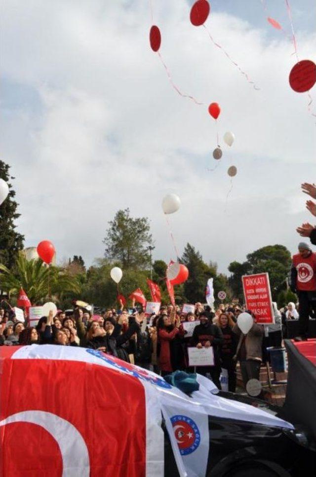 Sağlıkçılardan Dilek Ağaçlı Ve Siyah Çelenkli Eylem