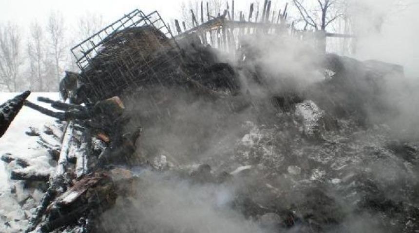 &Ccedil;orum'da 3 Ev, Ahır Ve Samanlık Yandı