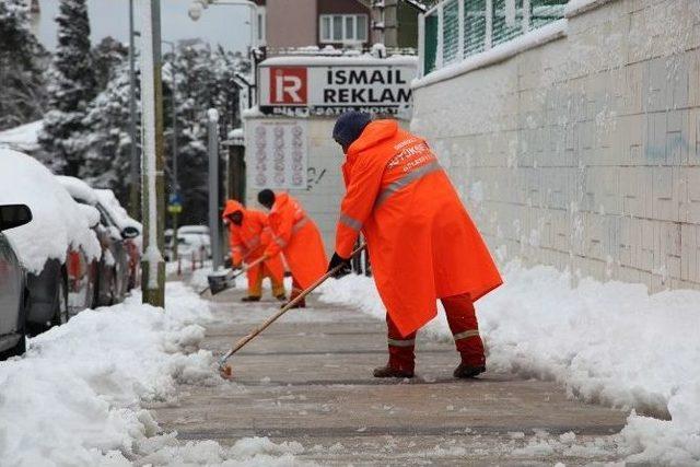 Büyükşehir Belediyesi Karla Mücadelesine Devam Ediyor