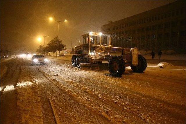 Büyükşehir Belediyesi Karla Mücadelesine Devam Ediyor