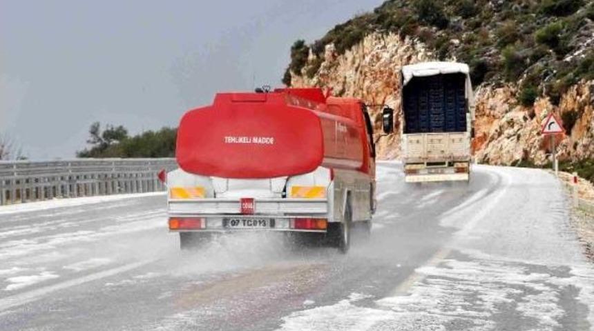 Antalya Demre'de Dolu Sonrası Kar G&ouml;r&uuml;nt&uuml;s&uuml;