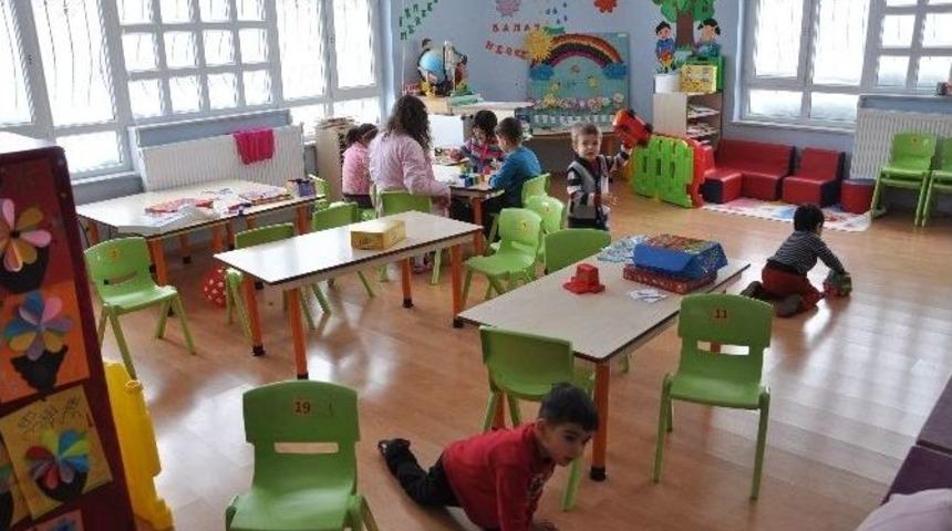 Okullar Tatil Edilmedi, Sıralar Boş Kaldı