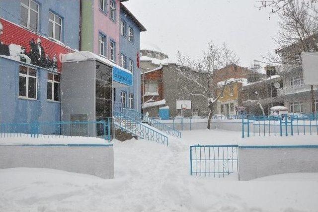 Okullar Tatil Edilmedi, Sıralar Boş Kaldı