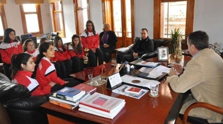 Gen&ccedil;er&rsquo;den Şampiyon Kızlara Jest