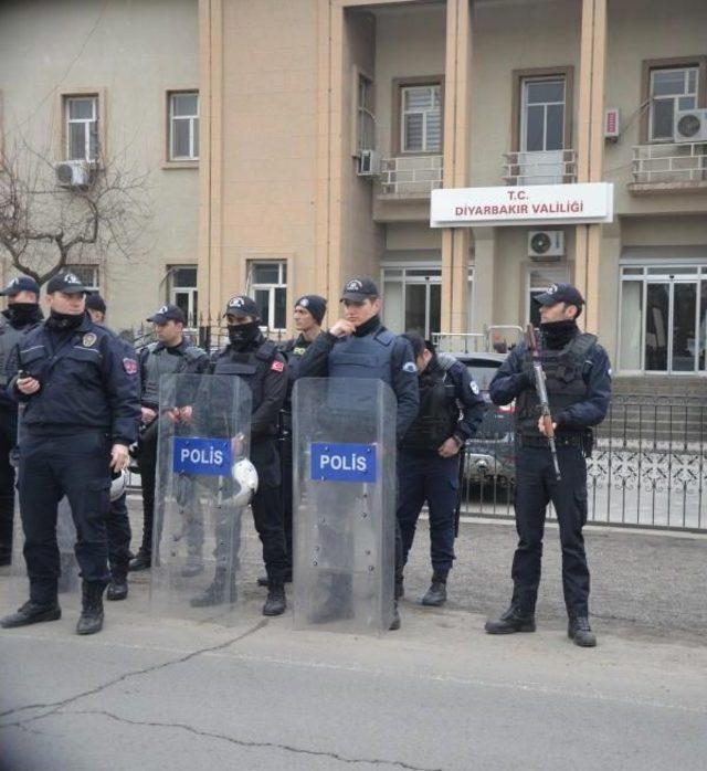 Barolar, Diyarbakır'da İç Güvenlik Paketi'ni Protesto Etti