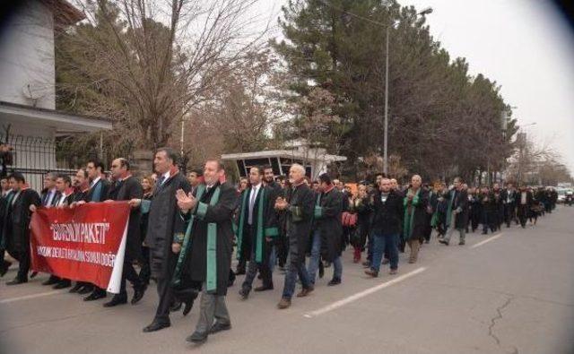 Barolar, Diyarbakır'da İç Güvenlik Paketi'ni Protesto Etti