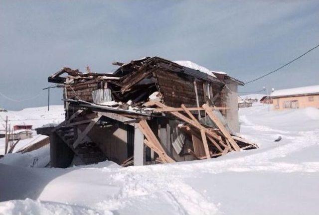 İkizdere Yaylalarında Çatılar Uçtu, Bazı Evler Yıkıldı